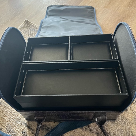 SeneGence large makeup travel case - Picture 2 of 3